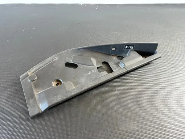 OEM 50541250 oikea etuturvavyön suojus Alfa Romeo image 2