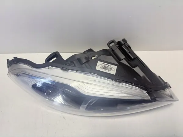 Volvo XC60 oikea ajovalo xenon 31698809 image 2
