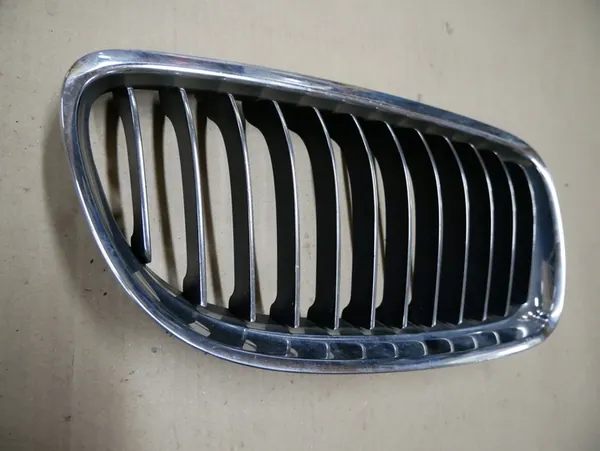 BMW OE 51137201970 right kidney grille image 2