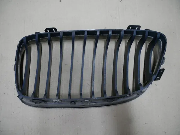 BMW OE 51137201970 right kidney grille image 3