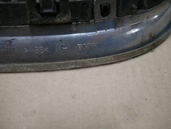 BMW OE 51137201970 right kidney grille image 4