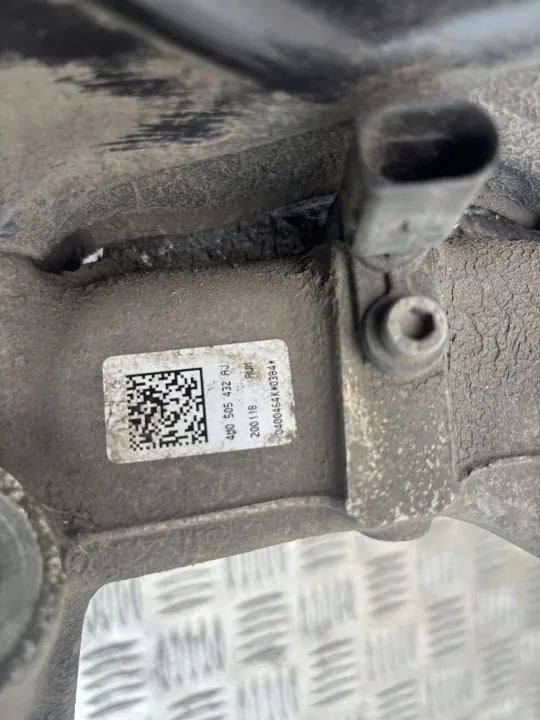 Audi Q7 4M 2019 Taka-oikea pyörännapa OEM 4M0505432AJ image 6