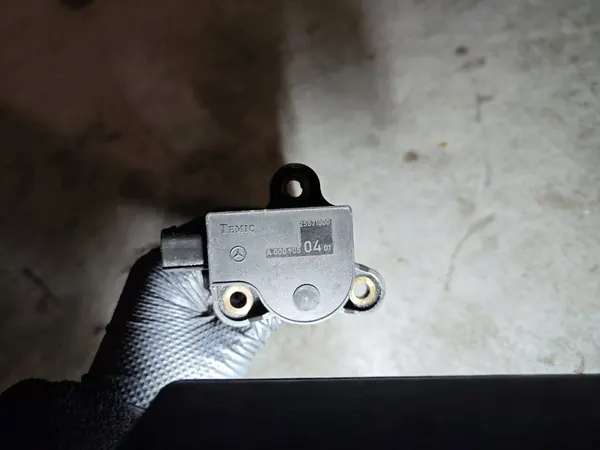 Capteur de niveau d'huile Mercedes-Benz 2.2 CDI OM 651 A0009050401 image 3