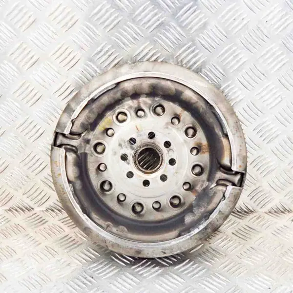 Volante VW Golf VII 2.0L OEM 06K105266H image 3