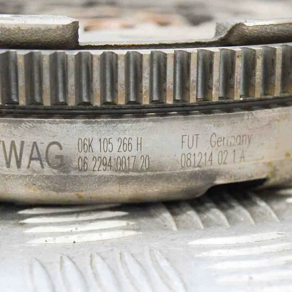 Volante VW Golf VII 2.0L OEM 06K105266H image 6