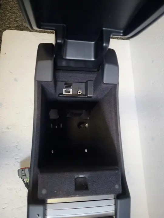Volvo V60/XC60 Leer Tunnelarmsteun OEM 39819457 image 9