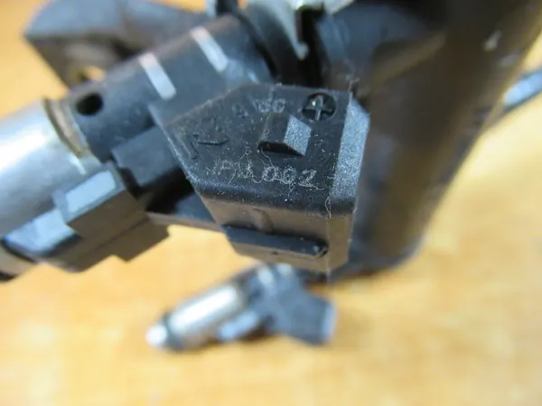 Fuel Injector Rail Peugeot 206 Citroen C2 C3 1.1 8V IPM002 image 2