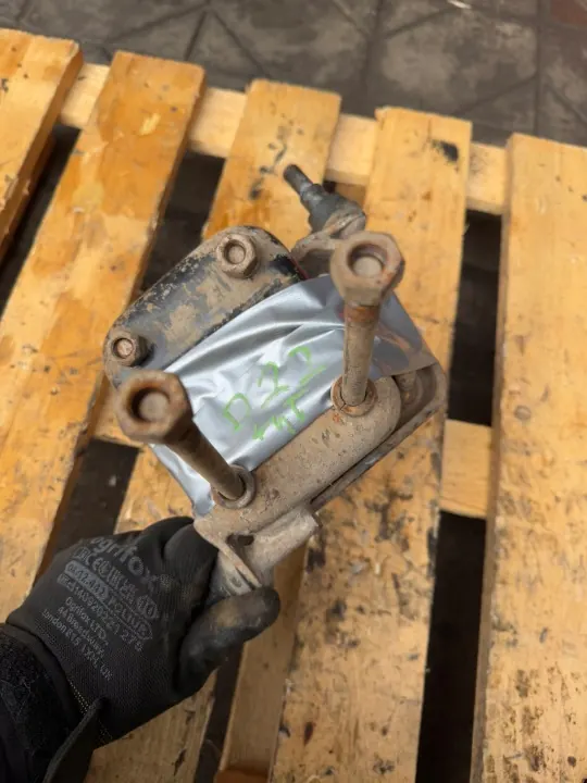 OEM MOCOWNIE RESORÓW PIÓR TYLNYCH UCHWYTY Nissan Navara D22 image 3