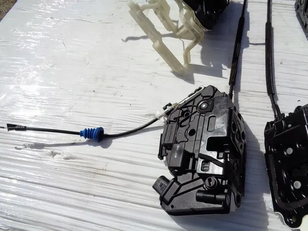 Dörrlås Bak Höger Vänster VW PASSAT CC B7 image 2