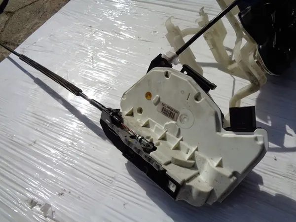 Dörrlås Bak Höger Vänster VW PASSAT CC B7 image 3