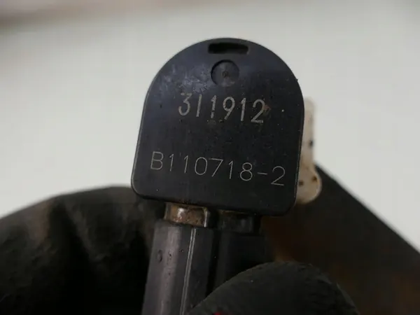 Sensor de nível traseiro esquerdo Mitsubishi Outlander III OEM B110718-2 image 2