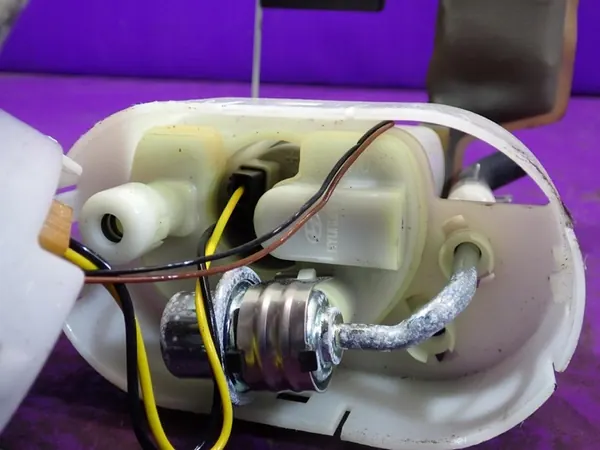 KIA SPORTAGE II 04-08 Bomba de combustível 311102E000 5 pinos image 4