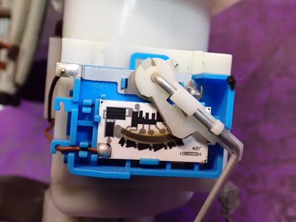 KIA SPORTAGE II 04-08 Bomba de combustível 311102E000 5 pinos image 6