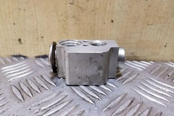 Ilmastointiradiatoriventtiili VW TRANSPORTER V (T5) image 3