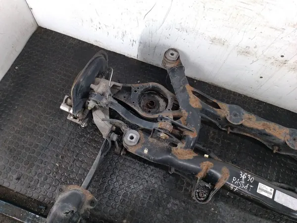 Traversa posteriore VW Passat B7 2.0 TDI Kombi image 6