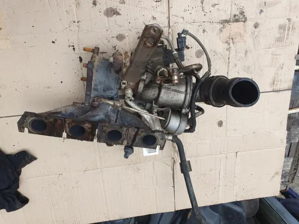 Colector Turbo OEM 06J145702C Usado image 2