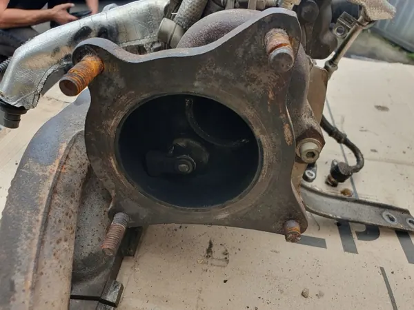 Colector Turbo OEM 06J145702C Usado image 3