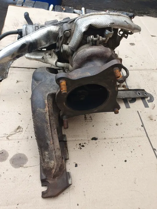 Colector Turbo OEM 06J145702C Usado image 4