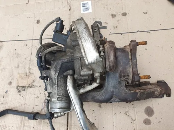 Colector Turbo OEM 06J145702C Usado image 5
