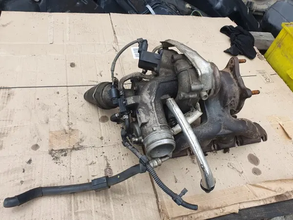 Colector Turbo OEM 06J145702C Usado image 6