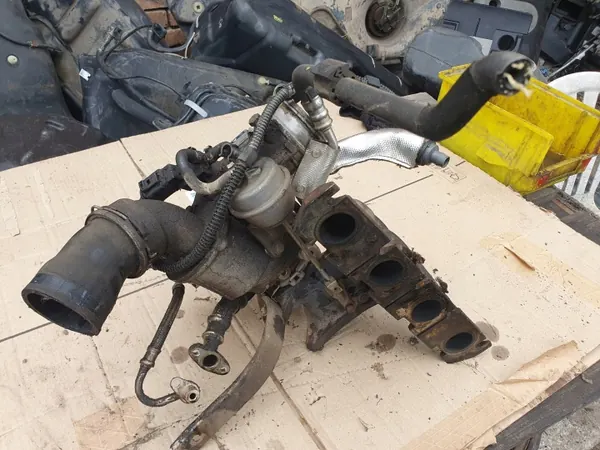 Colector Turbo OEM 06J145702C Usado image 7
