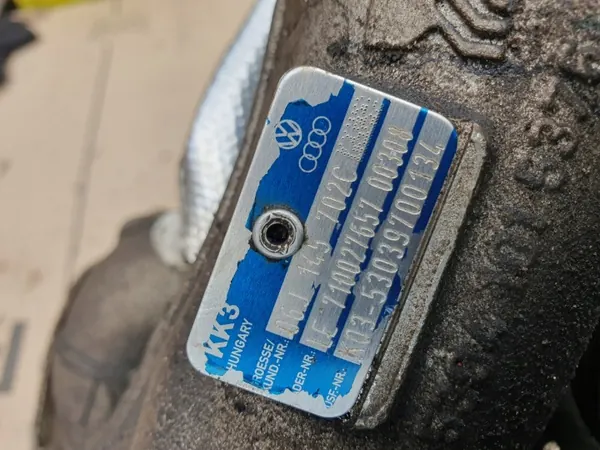 Colector Turbo OEM 06J145702C Usado image 8