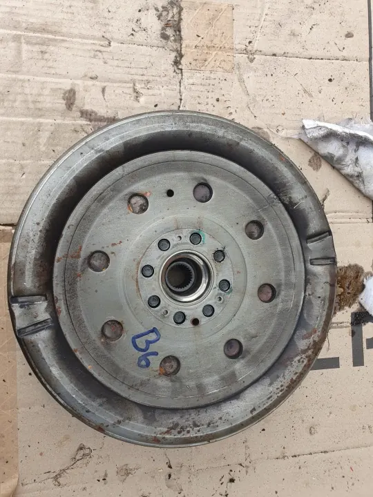 Colector Turbo OEM 06J145702C Usado image 9