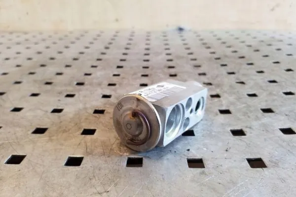 Ilmastointijäähdyttimen venttiili BMW X5 3.0L Diesel image 2