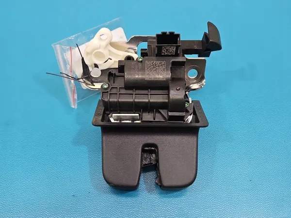 Serrure de hayon OEM 89A827505 pour Skoda Superb IV image 4