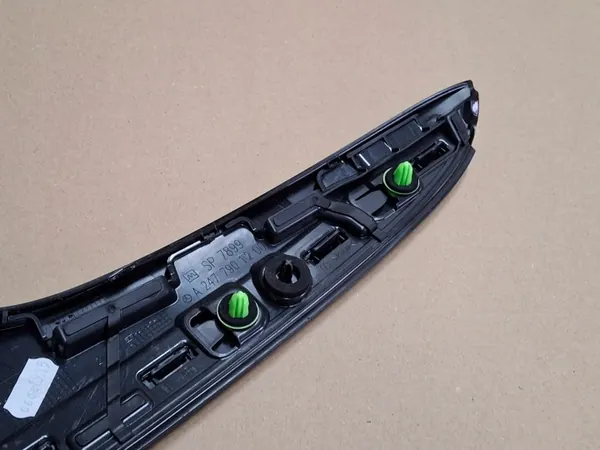 Mercedes B-luokka W247 oikea spoilerinauha OEM A2477901200 image 8