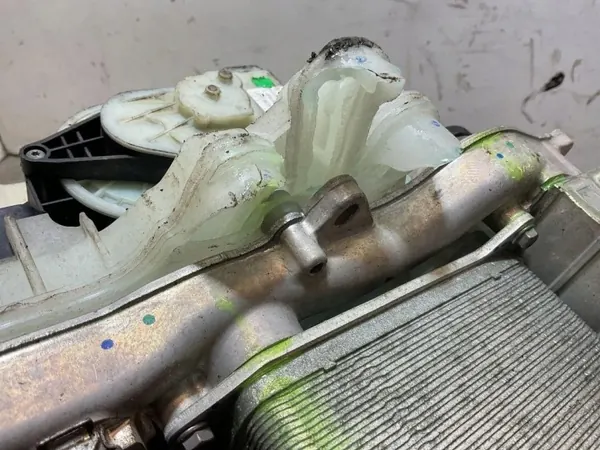Tesla Model S 2021 Ausgleichsbehälter OEM 152300700E image 10