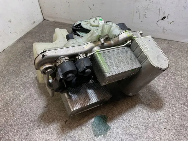 Tesla Model S 2021 Ausgleichsbehälter OEM 152300700E image 5