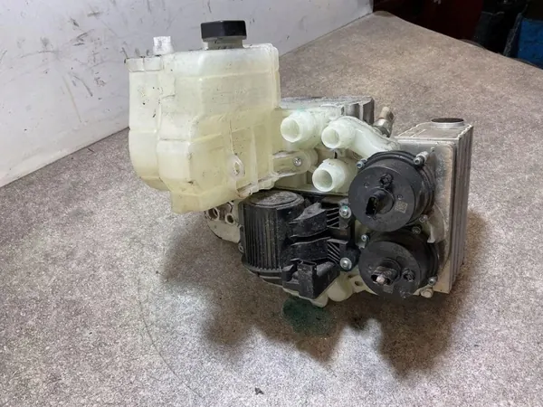 Tesla Model S 2021 Ausgleichsbehälter OEM 152300700E image 8