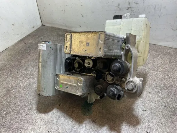 Tesla Model S 2021 Ausgleichsbehälter OEM 152300700E image 9