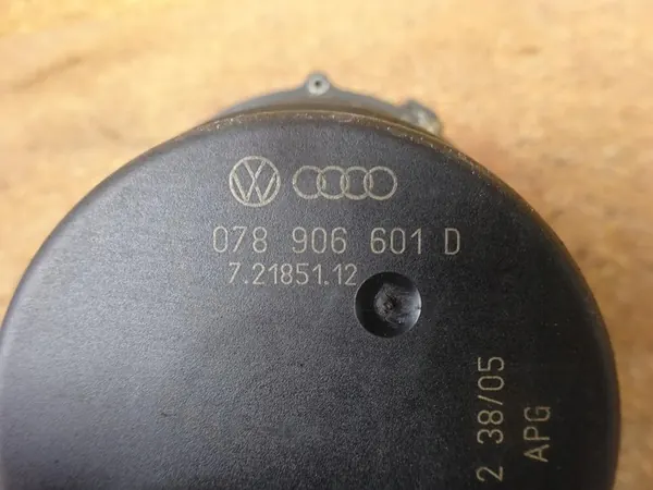 ILMAPUMPPU AUDI A3 8L GOLF IV 1.8T 078906601D image 6