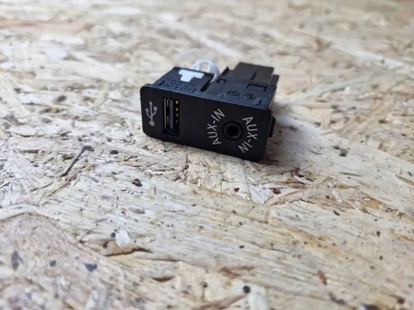 BMW USB-Steckdose Heck OEM 8410922924701 Gebraucht image 2