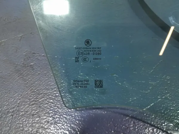 Skoda Octavia IV Fram Höger Dörr Glas OEM 5E3845202 image 7