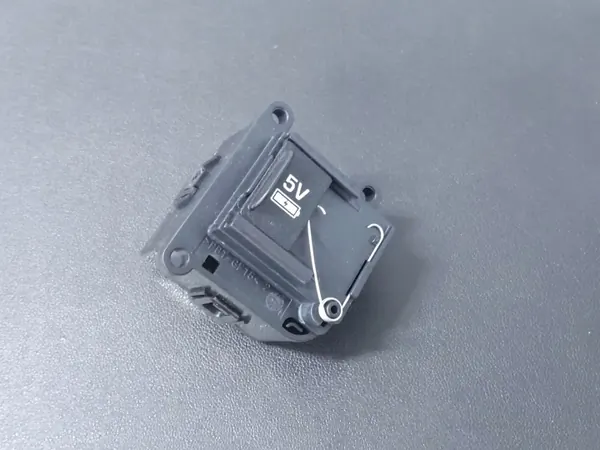 Enchufe USB Land Rover Defender OEM J9C319010AAW image 2