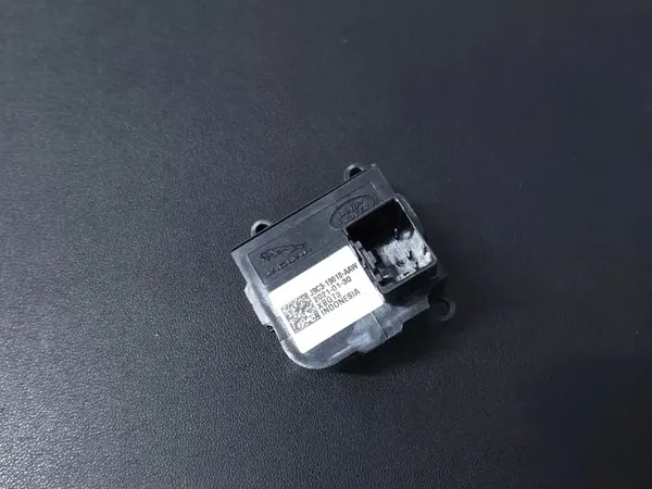 Enchufe USB Land Rover Defender OEM J9C319010AAW image 4