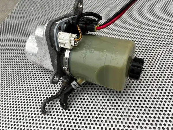 Bomba direção Ford OEM 4M513K514BD Usada image 3
