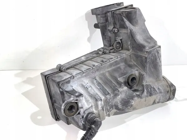 Ilmansuodatin Kotelo OEM 3C0129601 VW Passat B7 image 3