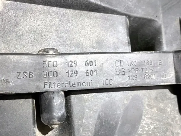 Ilmansuodatin Kotelo OEM 3C0129601 VW Passat B7 image 4