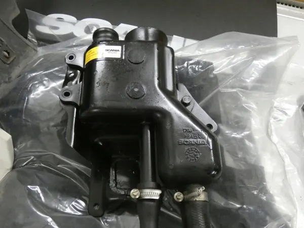 Scania R Servolenkungsbehälter OEM 1894289N image 2