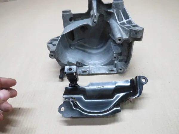 Soporte filtro combustible Ford Kuga II 2017 OEM 9804498180 image 5