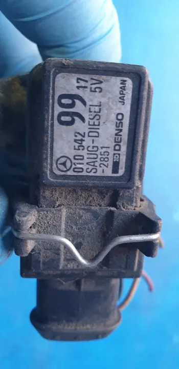 Mercedes W202 MAP Pressure Sensor A0105429917 image 2