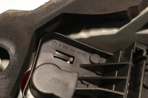 MERCEDES CLK W209 LINKER ACHTERLICHT A2098200164 image 7