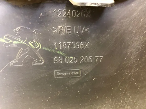 Spoiler OEM 9802520577 Peugeot 2008 I:n etupuskurille image 7