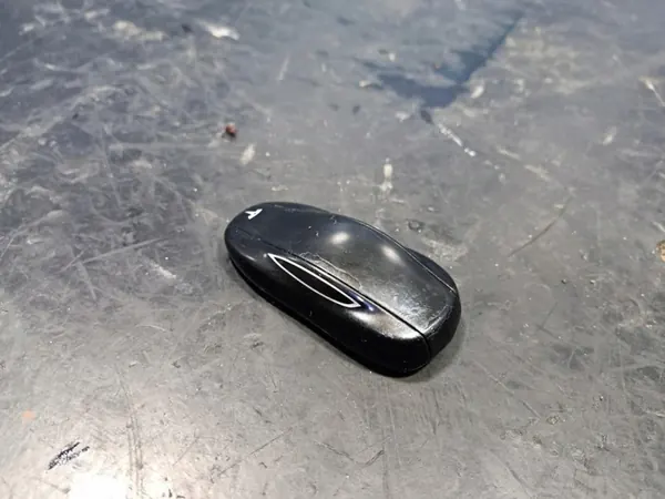 Clé TESLA MODEL S 1046142-00-B image 2