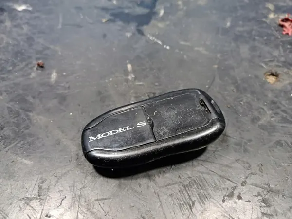 Clé TESLA MODEL S 1046142-00-B image 3