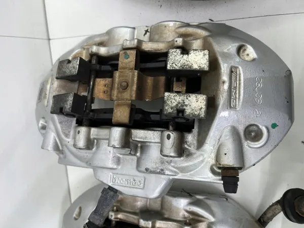 MERCEDES W204 C63 AMG Bremsscheiben & Bremszangen Set image 7